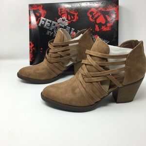 Fergalicious Wm's Jillie Ankle Boot Size 9.5 Sand